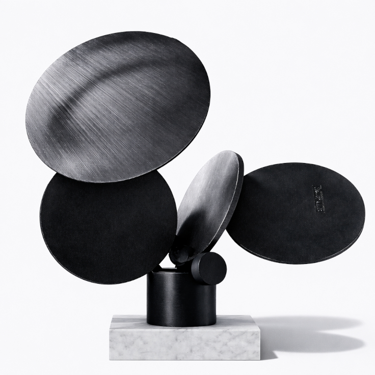 Círculos sculpture by Tomas Oliva