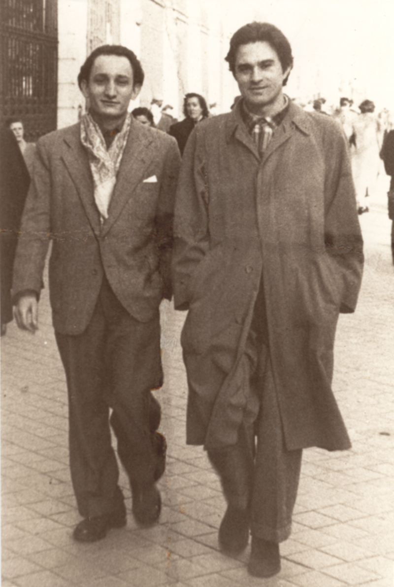 Oliva junto al poeta José Baragaño en París